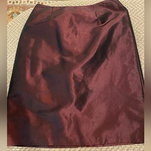Ann Taylor size 10 skirt. Beautiful shimmering maroon color.